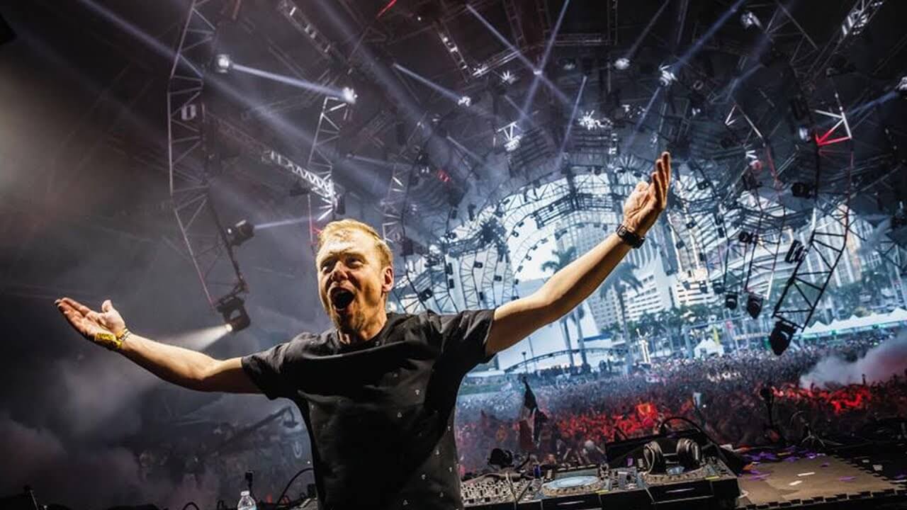 Armin Van Buuren controlando multitudes en Ultra Music Festival en Miami