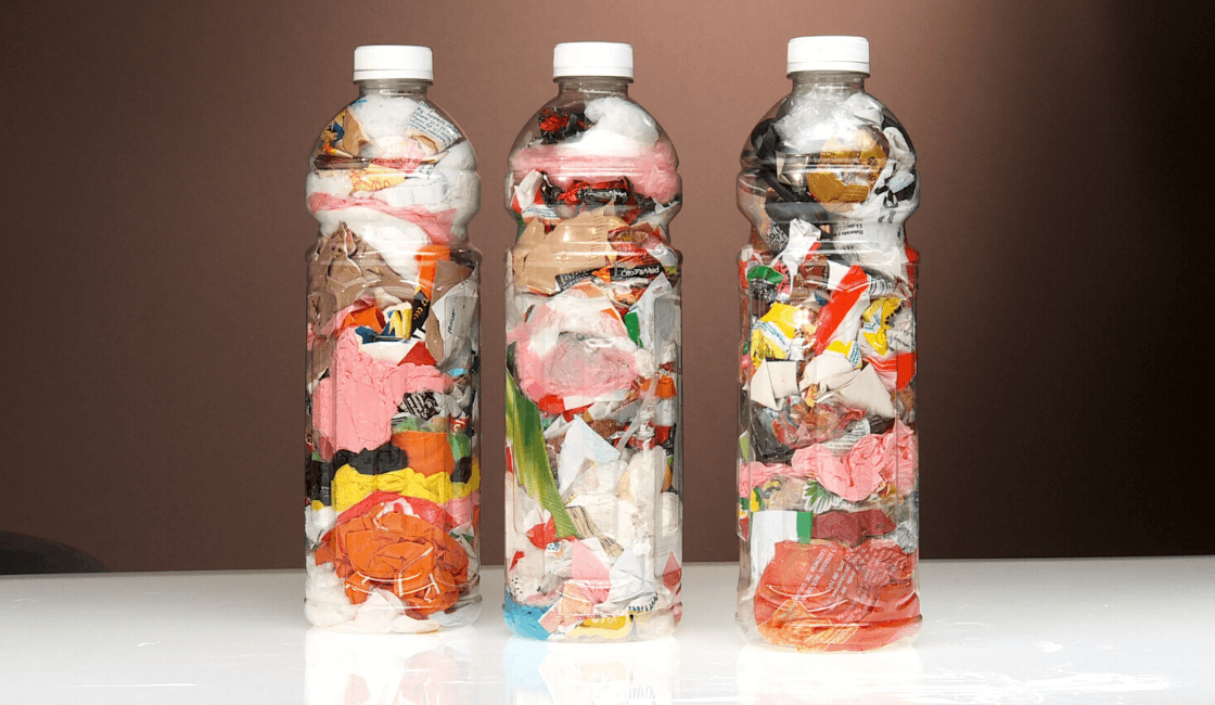 Elabora ladrillos ecológicos con botellas de plástico