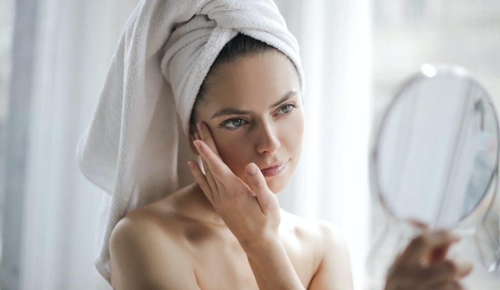 Sies pasos en la rutina diaria del cuidado de la piel del rostro