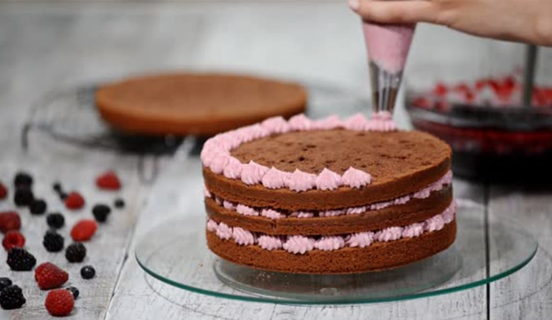decoración de torta de cumpleaños con crema de chantilly