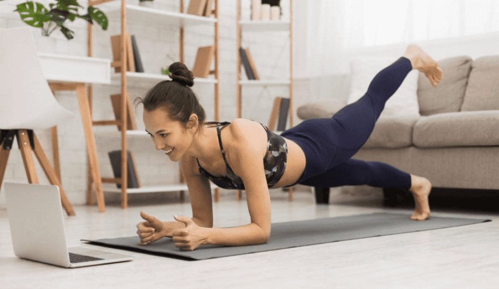 Mujer haciendo ejercicios en casa