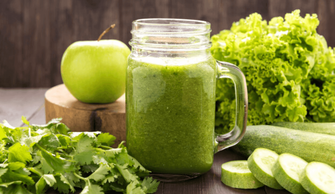 jugos verdes para el acne en base a pepino, manzana, y espinaca